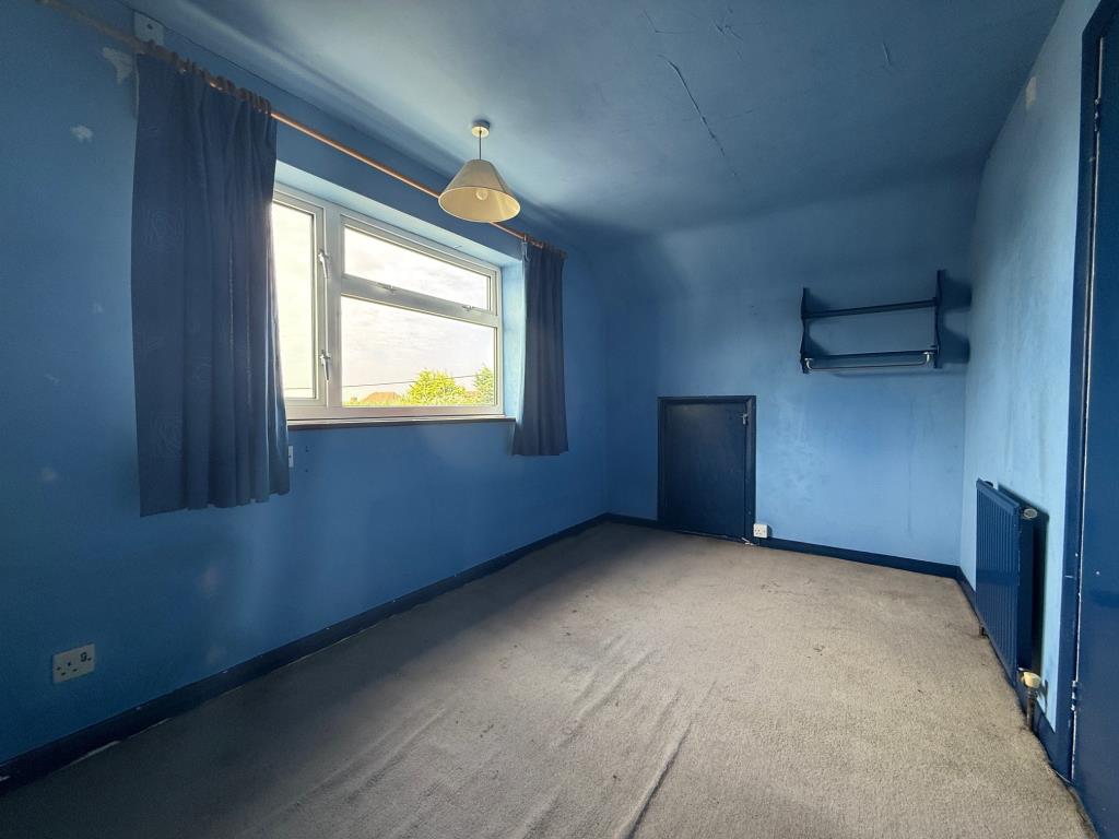 Lot: 100 - DETACHED HOUSE FOR IMPROVEMENT - Bedroom with window to side aspect